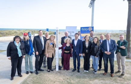 Rotary Club de Castelldefels Inaugura el Primer Peace Pole de España.