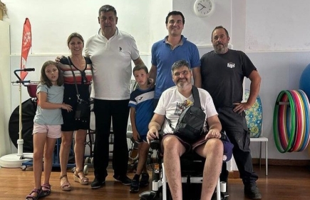Entrega del bipedestador para la Asociación de Esclerosis múltiple del Baix Llobregat.
