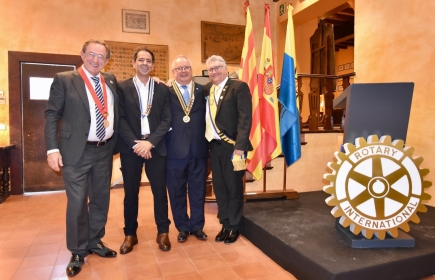 El Rotary Club Castelldefels celebró su cambio de collares ante numerosos amigos e invitados.