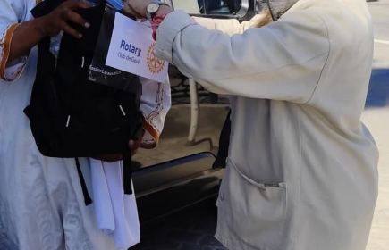 ENTREGA EN TÁNGER DE UN FRONTOFOCÓMETRO PARA LA CAMPAÑA ANUAL EN LA QUE COLABORAMOS CON ALTAIR COOPERACIÓN.
