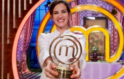 La actriz Laura Londoño, con el trofeo de 'MasterChef Celebrity 8'.
RTVE