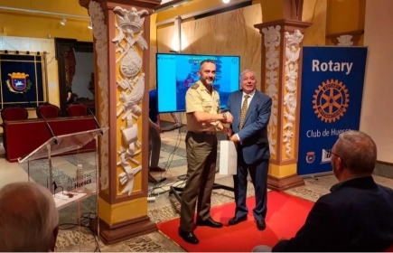 El teniente coronel Moreno Amatriain con el presidente del Rotary Club, José Luis González
