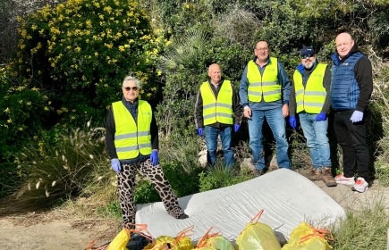 El Rotary Club de Castelldefels recoge más de 115 kg de residuos en el Parc Natural del Garraf.