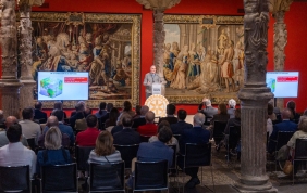 El Tte. Gral. Gan Pampols durante su ponencia.